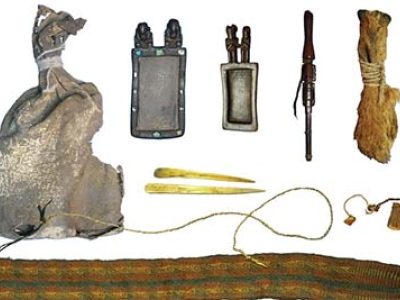 Ritual bundle with leather bag, carved wooden snuff tablets and snuff tube with human hair braids, pouch made of fox snouts and camelid bone spatulas. 